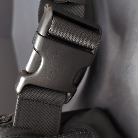 Lululemon Athletica Everywhere Woman's Belt Bag, Black. - Picture 6 of 11